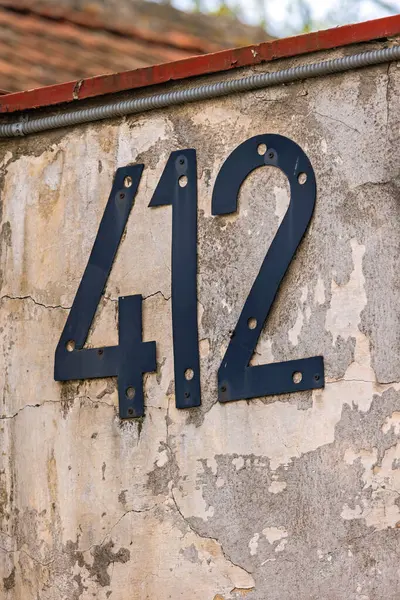Τετρακόσιος Και Δωδέκατος Αριθμός Σπιτιών Στον Τοίχο Grunge — Φωτογραφία Αρχείου