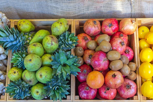 Gröna Päron Ananas Kiwi Pomegranate Frukter Trä Crates — Stockfoto