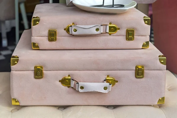 Két Pink Plush Bőröndök Golden Részletek Luxuryy Style Poggyászkészlet — Stock Fotó