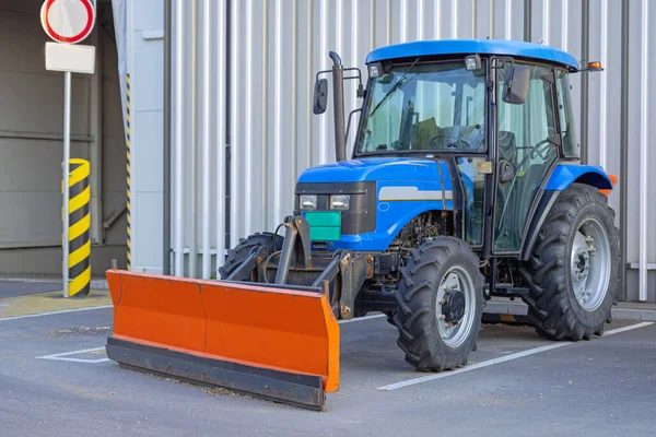 Traktor Připevněnou Plochou Čepelí Snow Plow Scraper Tlačný Parkování — Stock fotografie