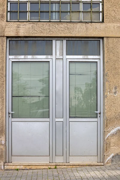 Dubbla Aluminiumdörrar Med Fönster Och Persienner — Stockfoto