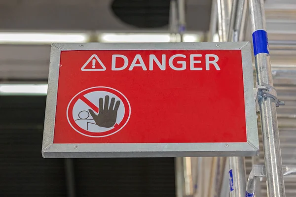 足場工事現場での赤危険標識フレーム安全警告 — ストック写真