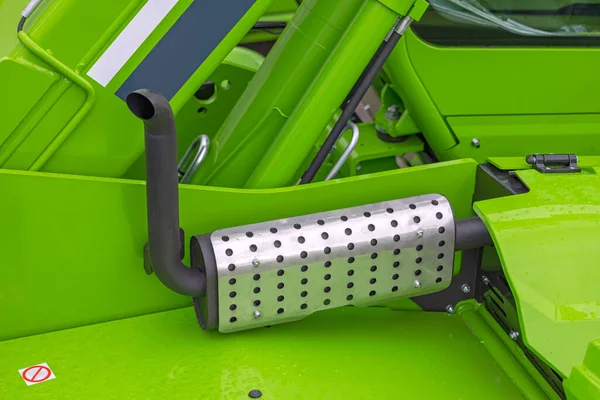 Yeşil Nşaat Makinesinde Paslanmaz Çelik Koruma Kalkanı Ile Egzoz — Stok fotoğraf