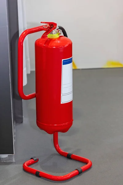 Extintor Rojo Del Fuego Con Soporte Seguridad Del Piso — Foto de Stock