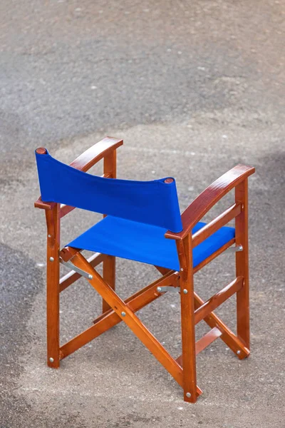 Jeden Drewniany Składany Dyrektor Krzesła Niebieskim Tekstyliów — Zdjęcie stockowe