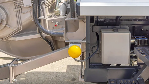 水泥搅拌泵建筑机械的大黄角警笛按钮 — 图库照片