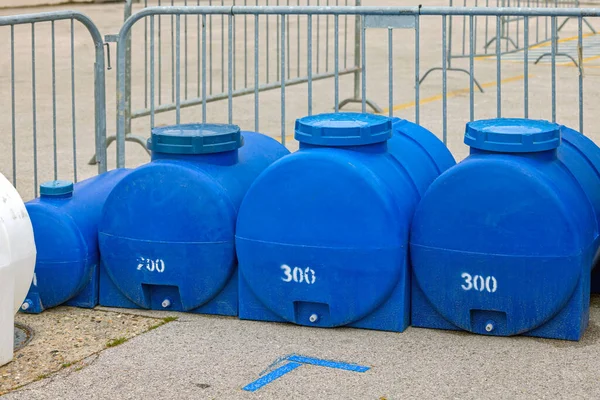 Duży Niebieski Plastikowy Zbiorniki Wodę Pitną Rozwiązanie — Zdjęcie stockowe