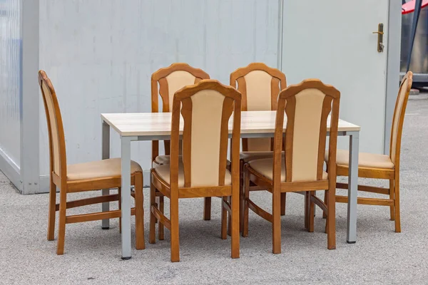 Altı Tahta Sandalye Masa Mobilya Seti — Stok fotoğraf