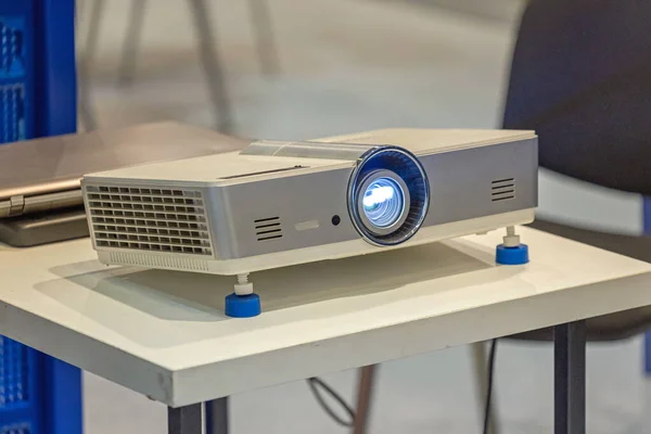 Sala Conferenze Videoproiettore Laser Alla Scrivania — Foto Stock