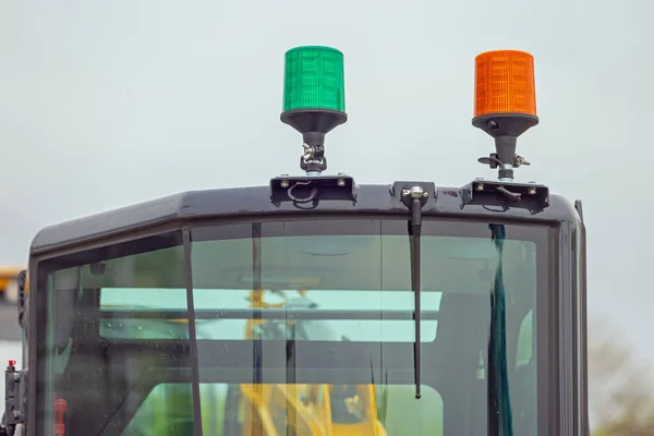 Πράσινο Και Amber Dome Led Lights Signal Στη Μηχανή Κατασκευής — Φωτογραφία Αρχείου