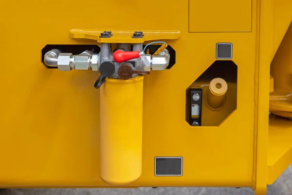 Sarı Yapı Makinesinde Büyük Hidrolik Yağ Filtresi — Stok fotoğraf