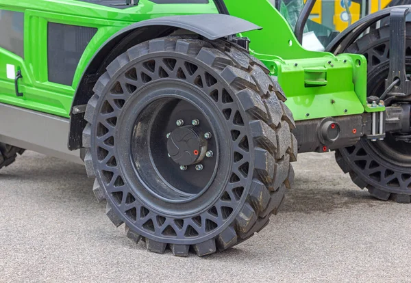 Твердая Шина Big Heavy Duty Solid Tyre Сельскохозяйственном Автомобиле — стоковое фото