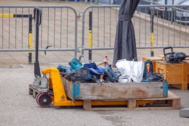 Palet Jack İnşaat Alanı 'nda Tahta Kutuda Güç Aletleri