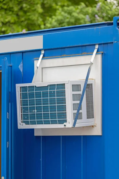 Jednostka Klimatyzatora Montowanego Oknie Biurze Tymczasowym Konwertowanego Kontenera Ładunkowego — Zdjęcie stockowe