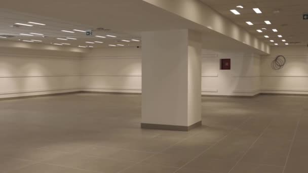新的空置大型购物商场休憩用地盘 — 图库视频影像