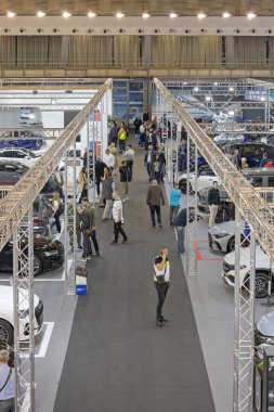 Belgrad, Sırbistan - 22 Mart 2023: Fuar Salonundaki Uluslararası Otomobil Fuarında Ziyaretçilerin Hava Görüntüsü.