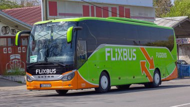 Belgrad, Sırbistan - 23 Nisan 2023: Flix Otobüs Koçu Alman Seyahat Şirketi Avrupa 'da.
