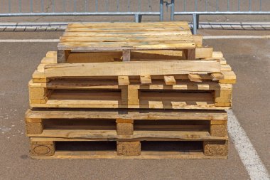 Dışarıdaki Eski Kullanılmış ve Hasarlı Tahta Paletler Yığını