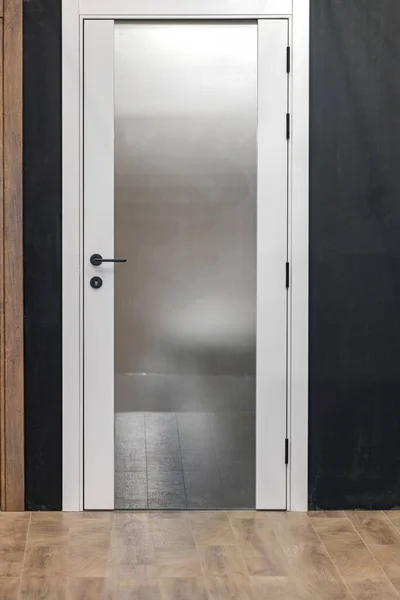 Παγωμένη Γυάλινη Πόρτα Λευκό Πλαίσιο Στο Εσωτερικό Του Μαύρου Τοίχου — Φωτογραφία Αρχείου