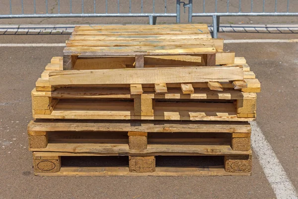 Stos Starych Używanych Uszkodzonych Drewnianych Palet Ładunkowych Zewnątrz — Zdjęcie stockowe