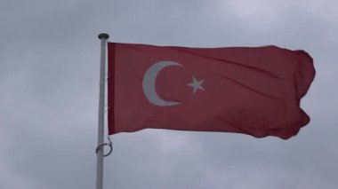 Türkiye Cumhuriyeti Ulusal Bayrağı Rüzgarlı Gün Bulutlarında