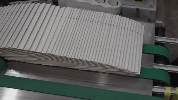 Αφαίρεση Διπλωμένων Σελίδων Χαρτιού Από Διαδικασία Κατασκευής Βιβλίων Χεριών Εκτύπωση — Αρχείο Βίντεο