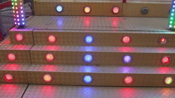 Migające Kolorowe Lampy Led Reflektory Zbudowane Metal Staircase Fun Fair — Wideo stockowe