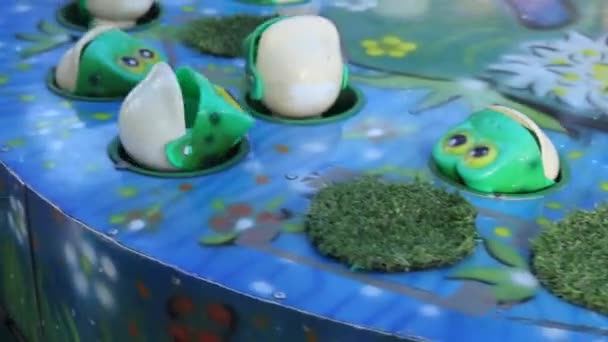 Wędkowanie Green Frogs Kids Game Rotating Machine Wesołym Miasteczku — Wideo stockowe