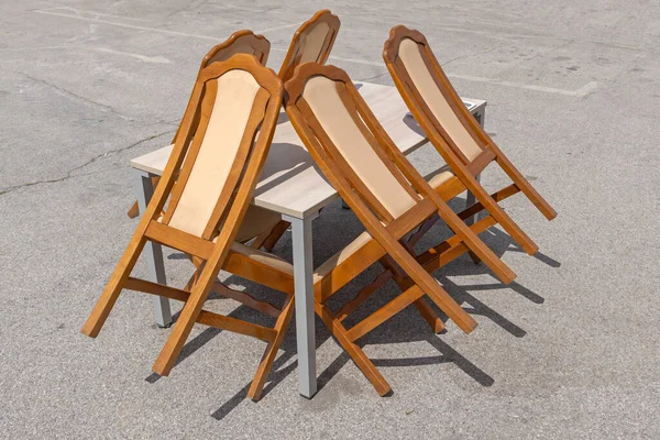 有木制椅子的餐桌 设置在阳光明媚的日子 — 图库照片