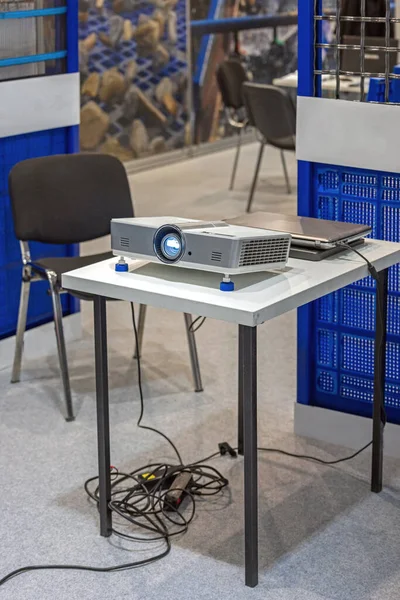 Лазерный Видеопроектор Конференц Зала Ноутбуком Рабочем Столе — стоковое фото