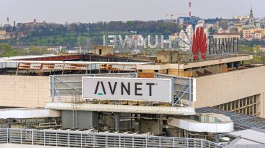 Belgrad, Sırbistan - 09 Nisan 2023: Avnet Electroniç ve Huawei Teknoloji Şirketi Ofis Binalarının Tepesinde İmza attılar.