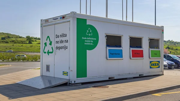 塞尔维亚贝尔格莱德 2023年5月6日 用于在宜家前面进行分类和回收的转装集装箱 — 图库照片