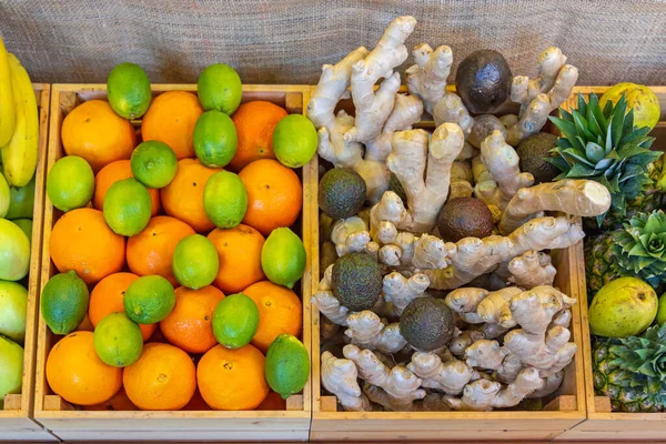 Limes Toranja Ginger Abacate Pears Abacaxis Frutas Caixas Madeira — Fotografia de Stock