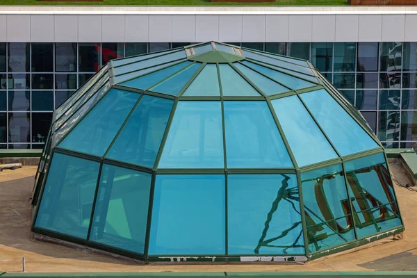 Çatıdaki Çatı Katında Yeşil Cam Kubbe — Stok fotoğraf