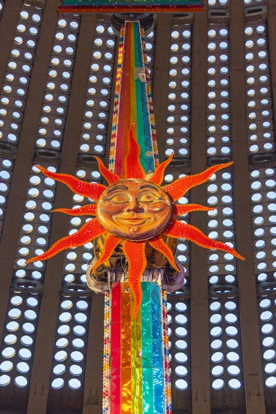 万博ホールで虹の遊園地スリルライドと赤い太陽 — ストック写真