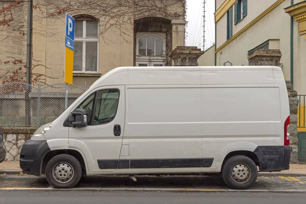 Biały Van Dostawczy Zaparkowany Przy Ulicy Mieście — Zdjęcie stockowe