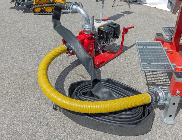 ホース農業機器とガソリン動力の水ポンプ — ストック写真
