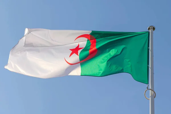 Bandeira Nacional Argélia País Dia Ensolarado Céu Azul — Fotografia de Stock