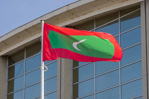 Σημαία Δημοκρατίας Των Μαλδίβων Μπροστά Από Κτίριο — Φωτογραφία Αρχείου