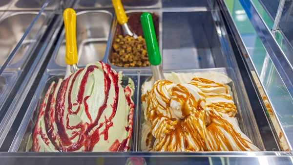 ディスプレイ冷蔵庫内閣でトレイのアイスクリーム — ストック写真