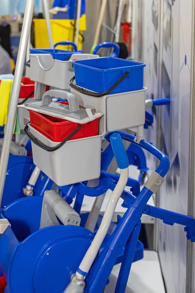 Multi Plastic Emmers Bij Professional Cleaning Trolley Cart Janitors Equipment — Stockfoto