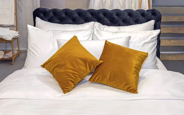 Багато Подушок Великому Ліжку Домашній Спальні — стокове фото