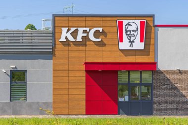 Belgrad, Sırbistan - 06 Mayıs 2023: Kfc ile Fast Food Restoranı Kfc, Ikea Otoyolu yakınlarındaki Ava Park 'tan geçiyor.