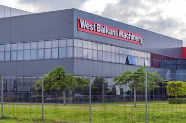 Simanovci, Sırbistan - 22 Ağustos 2022: Diesel Motor Satıcısı Batı Balkanlar Makine Fabrikası İnşaat Ekipmanı.