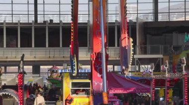 Belgrad, Sırbistan - 25 Aralık 2022: Büyük Fuar Salonunda Çifte Sarkaç Kamikaze Eğlence Parkı Eğlence Gezisi.