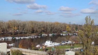 Belgrad, Sırbistan - 23 Kasım 2021: Modern Suspansiyon Ada Köprüsü Sava Şehri 'nin Çöküşü Üzerine Tek Kolon.