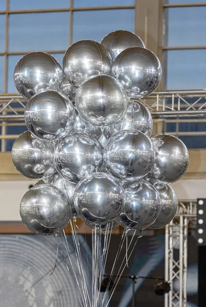 ホール内のヘリウム充填金属箔銀風船のクラスター — ストック写真