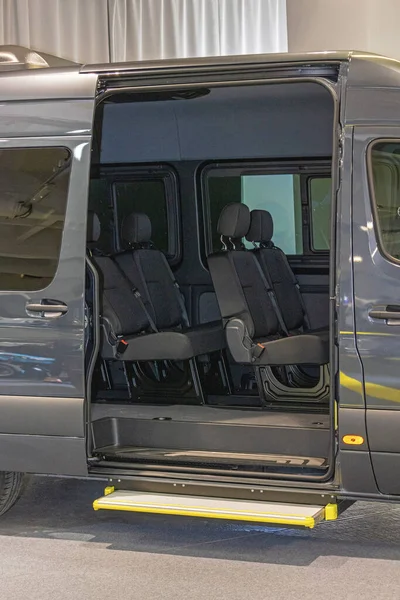 Offene Seitentür Bei Kleinbus Mit Automatischem Schritt Für Den Zugang — Stockfoto