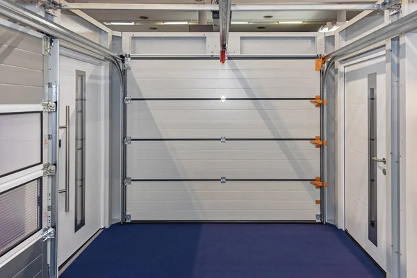 Zamknięte Segmentowe Automatyczne Drzwi Garażowe Widok Wnętrza — Zdjęcie stockowe
