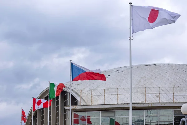 Världsflaggor Framför Den Internationella Konferensen Hall Summit Event — Stockfoto
